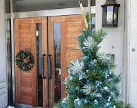 教会玄関、クリスマスリース、クリスマスツリー